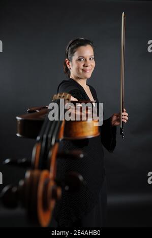 Die Geigerin Jennifer Gilbert posiert am 5. Juli 2009 beim Montreux Jazz Festival in Montreux, Schweiz. Foto von Loona/ABACAPRESS.COM Stockfoto