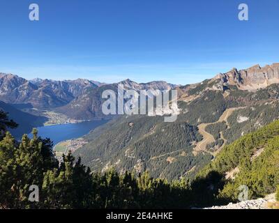 Blick auf Achensee, Rofan Skigebiet, Maurach, Ebner Joch, Eben am Achensee, Natur, Berge, blauer Himmel, Tirol, Österreich Stockfoto