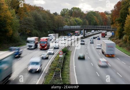 Bottrop, Ruhrgebiet, Nordrhein-Westfalen, Deutschland - viele Lkw und Pkw fahren auf der Autobahn A2. Stockfoto