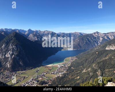 Blick auf den Achensee, Ebner Joch, Eben am Achensee, Natur, Berge, blauer Himmel, Tirol, Österreich Stockfoto