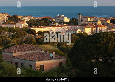 Stadt am Wasser, Ile De La Pietra, l'Ile-Rousse, La Balagne, Haute-Corse, Korsika, Frankreich Stockfoto