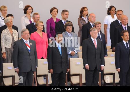 (1rt-Runde) Gerard Larcher, kambodschanischer Premierminister Hun Sen, Bundespräsident Horst Kohler, französischer Präsident Nicolas Sarkozy (2d-Runde) Christine Lagarde, Michele Alliot-Marie, Jean-Louis Borloo, Bernard Kouchner, Brice Hortefeux (3. Runde) Henri de Raincourt, Laurent Wauquiez, Dominique Bussereau, Jean-Marie Bockel (4. Runde) Nadine Morano, Anne-Joual, Chantal Nora Berra und Marie-Luce Penchard besuchen den Place de la Concorde während der Bastille Day Parade auf der Champs Elysee Avenue, in Paris, Frankreich, am 14. Juli 2009. Indische Truppen Stern an Frankreichs Bastille-Tag Militär pa Stockfoto