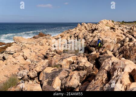 Fit afranamerikanischen Paar trägt Rucksäcke Wandern an der Küste Stockfoto