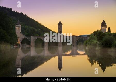 Abenddämmerung über Pont Valentre entlang Fluss Lot in Cahors, Midi-Pyrenäen, Frankreich Stockfoto