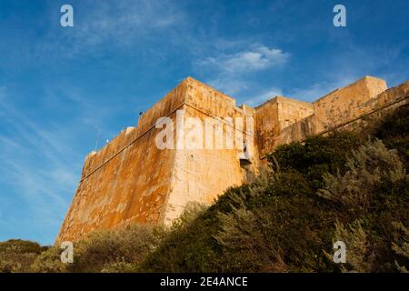 Niedrige Ansicht einer Zitadelle, Bonifacio, Corse-Du-Sud, Korsika, Frankreich Stockfoto