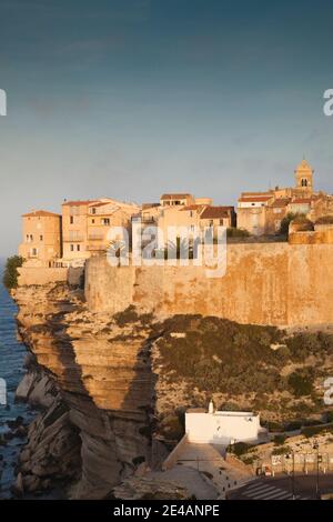 Häuser auf einer Klippe, Bonifacio, Corse-Du-Sud, Korsika, Frankreich Stockfoto
