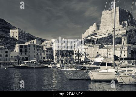 Boote in einem Hafen, Bonifacio, Corse-Du-Sud, Korsika, Frankreich Stockfoto