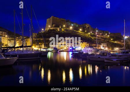 Boote am Hafen mit Zitadelle im Hintergrund, Bonifacio, Corse-Du-Sud, Korsika, Frankreich Stockfoto