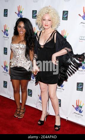 Die Sänger Lil' Kim und Cyndi Lauper besuchen am 18. Juli 2009 den Mandela Day: Ein 46664 Celebration Concert in der Radio City Music Hall in New York City, NY, USA. Foto von Fernando Leon/ABACAPRESS Stockfoto