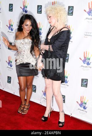 Die Sänger Lil' Kim und Cyndi Lauper besuchen am 18. Juli 2009 den Mandela Day: Ein 46664 Celebration Concert in der Radio City Music Hall in New York City, NY, USA. Foto von Fernando Leon/ABACAPRESS Stockfoto