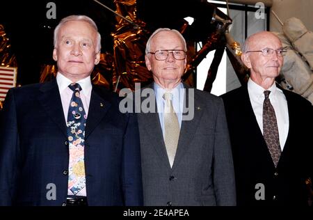 Neil Armstrong (M), der erste Mann auf dem Mond, Buzz Aldrin (L), der ihm aus dem Mondmodul Adler folgte, Und Michael Collins(R), der an Bord des umkreisenden Kommandomoduls Columbia blieb, sind wieder vereint, um am Vorabend des Jahrestages des tatsächlichen Touchdowns in Washington DC, USA, am 19 2009. Juli einen gemeinsamen Vortrag über Raumfahrtgeschichte im National Air and Space Museum der Smithsonian Institution zu halten. Foto von Olivier Douliery/ABACAPRESS.COM (im Bild: Michael Collins, Neil Armstrong,Buzz Aldrin ) Stockfoto