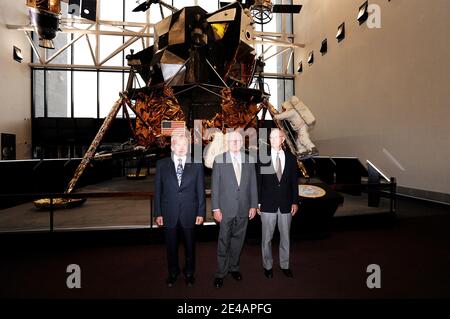 Neil Armstrong(M), der erste Mann auf dem Mond, Buzz Aldrin(L), der ihm aus dem Mondmodul Adler folgte, Und Michael Collins(R), der an Bord des umkreisenden Kommandomoduls Columbia blieb, sind wieder vereint, um am Vorabend des Jahrestages des tatsächlichen Touchdowns in Washington DC, USA, am 19 2009. Juli einen gemeinsamen Vortrag über Raumfahrtgeschichte im National Air and Space Museum der Smithsonian Institution zu halten. Foto von Olivier Douliery/ABACAPRESS.COM (im Bild: Michael Collins, Neil Armstrong,Buzz Aldrin ) Stockfoto