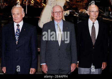 Neil Armstrong(M), der erste Mann auf dem Mond, Buzz Aldrin(L), der ihm aus dem Mondmodul Adler folgte, Und Michael Collins(R), der an Bord des umkreisenden Kommandomoduls Columbia blieb, sind wieder vereint, um am Vorabend des Jahrestages des tatsächlichen Touchdowns in Washington DC, USA, am 19 2009. Juli einen gemeinsamen Vortrag über Raumfahrtgeschichte im National Air and Space Museum der Smithsonian Institution zu halten. Foto von Olivier Douliery/ABACAPRESS.COM (im Bild: Michael Collins, Neil Armstrong,Buzz Aldrin ) Stockfoto