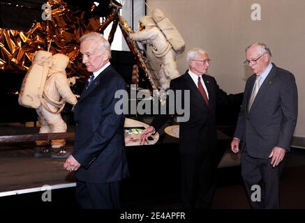 Neil Armstrong(R), der erste Mann auf dem Mond, Buzz Aldrin(L), der ihm aus dem Mondmodul Adler folgte, Und Michael Collins(M), der an Bord des umkreisenden Kommandomoduls Columbia blieb, sind wieder vereint, um am Vorabend des Jahrestages des tatsächlichen Touchdowns in Washington DC, USA, am 19 2009. Juli einen gemeinsamen Vortrag über Raumfahrtgeschichte im National Air and Space Museum der Smithsonian Institution zu halten. Foto von Olivier Douliery/ABACAPRESS.COM (im Bild: Michael Collins, Neil Armstrong,Buzz Aldrin ) Stockfoto