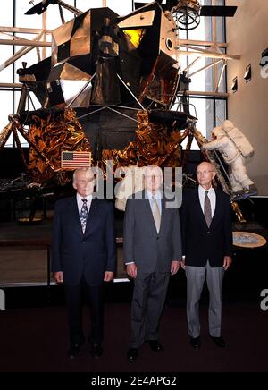 Neil Armstrong(M), der erste Mann auf dem Mond, Buzz Aldrin(L), der ihm aus dem Mondmodul Adler folgte, Und Michael Collins(R), der an Bord des umkreisenden Kommandomoduls Columbia blieb, sind wieder vereint, um am Vorabend des Jahrestages des tatsächlichen Touchdowns in Washington DC, USA, am 19 2009. Juli einen gemeinsamen Vortrag über Raumfahrtgeschichte im National Air and Space Museum der Smithsonian Institution zu halten. Foto von Olivier Douliery/ABACAPRESS.COM (im Bild: Michael Collins, Neil Armstrong,Buzz Aldrin ) Stockfoto