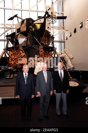 Neil Armstrong(M), der erste Mann auf dem Mond, Buzz Aldrin(L), der ihm aus dem Mondmodul Adler folgte, Und Michael Collins(R), der an Bord des umkreisenden Kommandomoduls Columbia blieb, sind wieder vereint, um am Vorabend des Jahrestages des tatsächlichen Touchdowns in Washington DC, USA, am 19 2009. Juli einen gemeinsamen Vortrag über Raumfahrtgeschichte im National Air and Space Museum der Smithsonian Institution zu halten. Foto von Olivier Douliery/ABACAPRESS.COM (im Bild: Michael Collins, Neil Armstrong,Buzz Aldrin ) Stockfoto