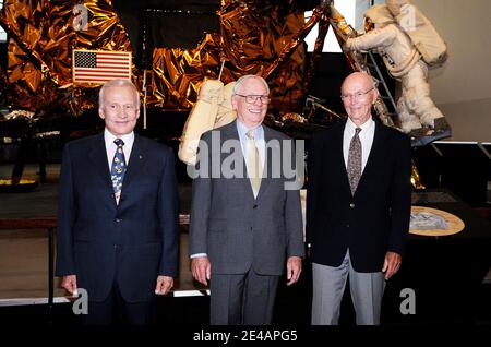 Neil Armstrong(M), der erste Mann auf dem Mond, Buzz Aldrin(L), der ihm aus dem Mondmodul Adler folgte, Und Michael Collins(R), der an Bord des umkreisenden Kommandomoduls Columbia blieb, sind wieder vereint, um am Vorabend des Jahrestages des tatsächlichen Touchdowns in Washington DC, USA, am 19 2009. Juli einen gemeinsamen Vortrag über Raumfahrtgeschichte im National Air and Space Museum der Smithsonian Institution zu halten. Foto von Olivier Douliery/ABACAPRESS.COM (im Bild: Michael Collins, Neil Armstrong,Buzz Aldrin ) Stockfoto