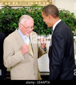 Apollo 11 Neil Armstrong trifft Präsident Barack Obama im Oval Office im Weißen Haus in Washington DC Juli 20 2009.Foto von Olivier Douliery/ABACAPRESS.COM (Foto: Neil Armstrong, Barack Obama ) Stockfoto