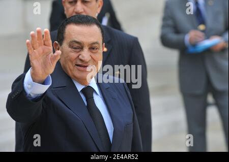 File photo - der ägyptische Präsident Hosni Mubarak verlässt den Elysee Palast nach einem Mittagessen mit dem französischen Präsidenten in Paris, Frankreich am 21. Juli 2009. Mubarak wurde am 24. März 2017 aus dem Militärkrankenhaus Maadi in Kairo entlassen, wo er in den letzten sechs Jahren inhaftiert war, teilte sein Anwalt mit. Der ehemalige ägyptische Führer wurde 2011 gestürzt und war der erste Führer, der nach den Aufständen des Arabischen Frühlings, die die Region fegten, vor Gericht stand. Ein Top-Berufungsgericht klärte Mubarak, 88, Anfang dieses Monats wegen der Anklage, Demonstranten im Aufstand von 2011 getötet zu haben, der seine 30-jährige Herrschaft beendete. Foto von Mousse/ABAC Stockfoto