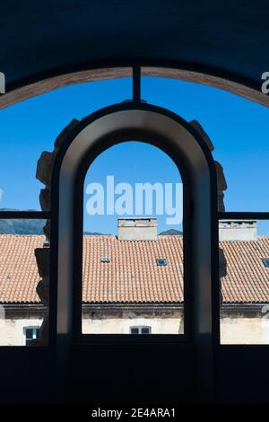 Blick auf ein Bogenfenster, Musee De La Corse, Corte, Haute-Corse, Korsika, Frankreich Stockfoto