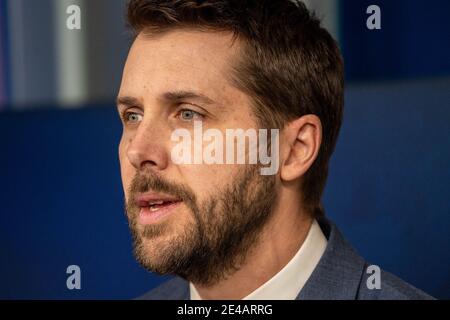 Washington, Usa. Januar 2021. Brian Deese, Direktor des National Economic Council, spricht am Freitag, den 22. Januar 2021, während des Nachrichtenbriefings im James S. Brady Press Briefing Room des Weißen Hauses in Washington, DC. Präsident Biden wird sich zur Reaktion seiner Regierung auf die Wirtschaftskrise äußerten und später am Nachmittag Exekutivbefehlen unterzeichnen. Phot6o von Ken Cedeno/UPI Credit: UPI/Alamy Live News Stockfoto