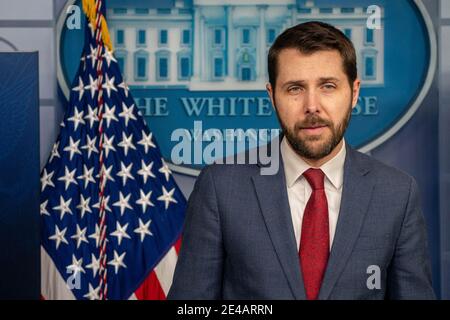 Washington, Usa. Januar 2021. Brian Deese, Direktor des National Economic Council, spricht am Freitag, den 22. Januar 2021, während des Nachrichtenbriefings im James S. Brady Press Briefing Room des Weißen Hauses in Washington, DC. Präsident Biden wird sich zur Reaktion seiner Regierung auf die Wirtschaftskrise äußerten und später am Nachmittag Exekutivbefehlen unterzeichnen. Phot6o von Ken Cedeno/UPI Credit: UPI/Alamy Live News Stockfoto