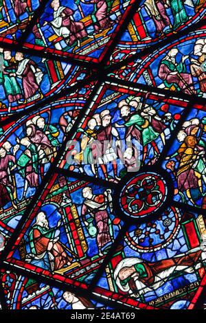 Buntglasfenster einer Kathedrale, Kathedrale von Chartres, Chartres, Eure-et-Loir, Frankreich Stockfoto