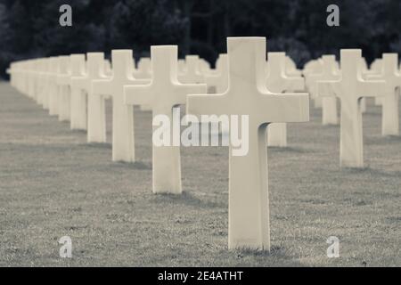 Christliche Kreuze markieren Gräber gefallener US-Soldaten, American Cemetery and Memorial, Colleville-sur-Mer, D-Day Beaches Area, Calvados, Normandie, Frankreich Stockfoto