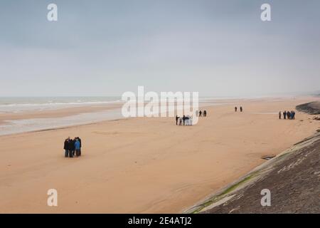 Touristen am Strand, Omaha Beach, Saint-Laurent-Sur-Mer, D-Day Strände Bereich, Calvados, Normandie, Frankreich Stockfoto