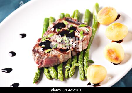 Rinderfilet mit Spargel und Kartoffeln auf einem Teller. Stockfoto