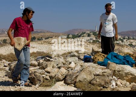 Eine jüdische Siedlerjugend stapelt Steine auf, um eine Struktur auf einem Hügel in der Nähe der israelischen Westjordansiedlung Maaleh Mikhmash in der Nähe von Ramallah zu bauen, Dienstag, 28. Juli 2009. Der israelische Ministerpräsident Benjamin Netanjahu und der US-amerikanische Friedensbeauftragte George Mitchell versuchen, einen öffentlichen Streit über jüdische Siedlungen im Westjordanland zu lösen. Foto von Olivier Fitoussi /ABACAPRESS.COM Stockfoto