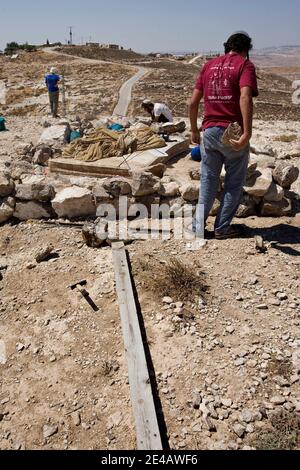 Eine jüdische Siedlerjugend stapelt Steine auf, um eine Struktur auf einem Hügel in der Nähe der israelischen Westjordansiedlung Maaleh Mikhmash in der Nähe von Ramallah zu bauen, Dienstag, 28. Juli 2009. Der israelische Ministerpräsident Benjamin Netanjahu und der US-amerikanische Friedensbeauftragte George Mitchell versuchen, einen öffentlichen Streit über jüdische Siedlungen im Westjordanland zu lösen. Foto von Olivier Fitoussi /ABACAPRESS.COM Stockfoto