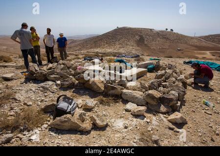 Eine jüdische Siedlerjugend stapelt Steine auf, um eine Struktur auf einem Hügel in der Nähe der israelischen Westjordansiedlung Maaleh Mikhmash in der Nähe von Ramallah zu bauen, Dienstag, 28. Juli 2009. Der israelische Ministerpräsident Benjamin Netanjahu und der US-amerikanische Friedensbeauftragte George Mitchell versuchen, einen öffentlichen Streit über jüdische Siedlungen im Westjordanland zu lösen. Foto von Olivier Fitoussi /ABACAPRESS.COM Stockfoto