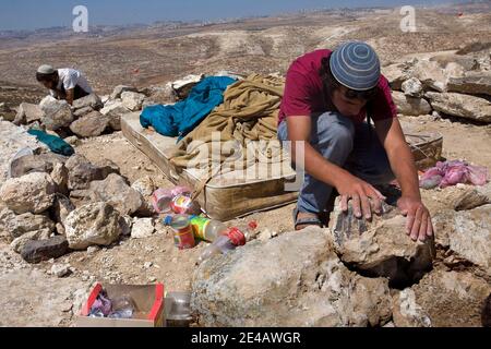 Eine jüdische Siedlerjugend stapelt Steine auf, um eine Struktur auf einem Hügel in der Nähe der israelischen Westjordansiedlung Maaleh Mikhmash in der Nähe von Ramallah zu bauen, Dienstag, 28. Juli 2009. Der israelische Ministerpräsident Benjamin Netanjahu und der US-amerikanische Friedensbeauftragte George Mitchell versuchen, einen öffentlichen Streit über jüdische Siedlungen im Westjordanland zu lösen. Foto von Olivier Fitoussi /ABACAPRESS.COM Stockfoto