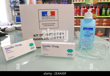 Ein Schutzset gegen die Schweinegrippe (Grippe A H1N1) mit Tamiflu, einem antiviralen Medikament, das zur Bekämpfung der Schweinegrippe verwendet wird, ist am 29. Juli 2009 abgebildet. Foto von Nicolas Gouhier/ABACAPRESS.COM Stockfoto