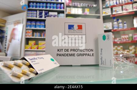 Ein Schutzset gegen die Schweinegrippe (Grippe A H1N1) mit Tamiflu, einem antiviralen Medikament, das zur Bekämpfung der Schweinegrippe verwendet wird, ist am 29. Juli 2009 abgebildet. Foto von Nicolas Gouhier/ABACAPRESS.COM Stockfoto