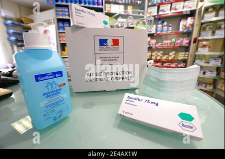 Ein Schutzset gegen die Schweinegrippe (Grippe A H1N1) mit Tamiflu, einem antiviralen Medikament, das zur Bekämpfung der Schweinegrippe verwendet wird, ist am 29. Juli 2009 abgebildet. Foto von Nicolas Gouhier/ABACAPRESS.COM Stockfoto