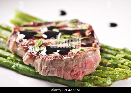 Rinderfilet mit Spargel auf einem Teller. Stockfoto