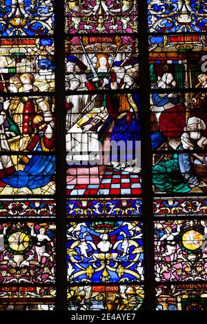 Niedriger Winkel Ansicht der Glasfenster einer Kathedrale, Notre Dame De Paris, Rouen, seine-Maritime Department, Normandie, Frankreich Stockfoto