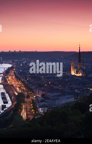 Erhöhte Ansicht von Notre Dame De Paris Kathedrale in einer Stadt, Rouen, seine-Maritime Department, Normandie, Frankreich Stockfoto