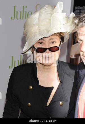 Yoko Ono nimmt am 30. Juli 2009 an der Premiere von "Julie & Julia" im Ziegfeld Theater in New York City, USA, Teil. Foto von David Miller/ABACAPRESS.COM (im Bild: Yoko Ono) Stockfoto