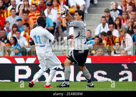 Lens Torhüter Vedran Runje kämpft mit Marseilles Mamadou Niang beim Freundschaftsspiel der französischen Liga 1 zwischen Racing Club de Lens (RCL) und Olympique de Marseille (OM) im Felix Bollaert Stadion in Lens, Nordfrankreich, am 1. Um den Ball Stockfoto