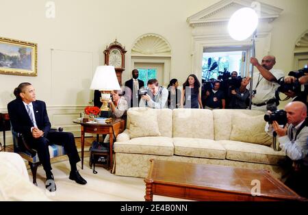 US-Präsident Barack Obama sitzt im Oval Office im Weißen Haus am 3. August 2009 in Washington, DC. Foto von Olivier Douliery/ABACAPRESS.COM Stockfoto