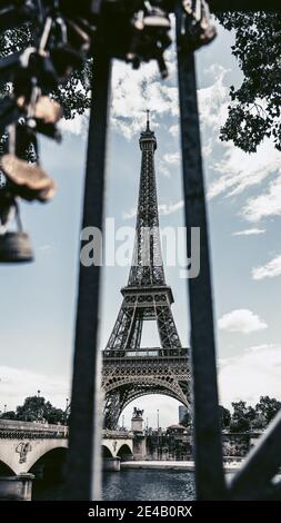 Eiffelturm durch Zaun Stockfoto