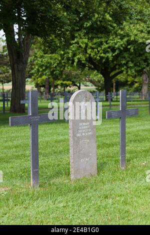 Christliche Kreuze und Grabsteine deutsch-jüdischer Soldaten im Ersten Weltkrieg deutscher Militärfriedhof, Neuville-Saint-Vaast, Pas-De-Calais, Nord-Pas-De-Calais, Frankreich Stockfoto