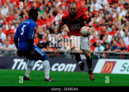 Wayne Rooney von Manchester United in Aktion vor Chelsea Michael Essien während des Community Shield Fußballmatches zwischen Manchester United und Chelsea im Wembley Stadium in London, Großbritannien am 9. August 2009. Chelsea gewann 2-2 (4 Strafen zu 2). Foto von Henri Szwarc/ABACAPRESS.COM Stockfoto