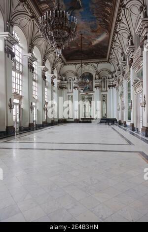 Hauptlobby des ehemaligen Präsidentenpalastes mit Details, die von Tiffanys, Museo De La Revolucion, Alt-Havanna, Havanna, Kuba hergestellt wurden Stockfoto