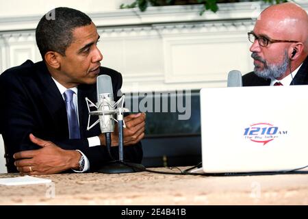 US-Präsident Barack Obama wird am 20. August 2009 von Radio-Moderator Michael Smerconish während einer Live-Übertragung aus dem Diplomatischen Empfangsraum des Weißen Hauses in Washington, DC, USA interviewt. Abgesehen davon, dass er von Smerconish interviewt wurde, beantwortete Obama auch Fragen von einigen Call-in-Publikums. Poolfoto von Alex Wong/ABACAPRESS.COM Stockfoto