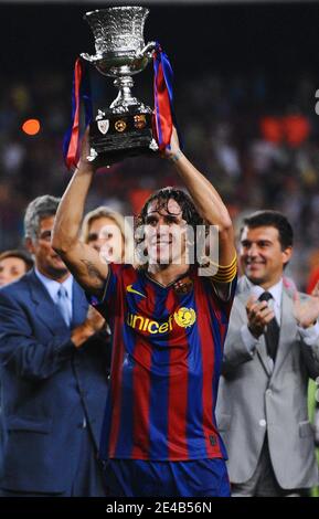 Barcelonas Kapitän Carles Puyol hebt die Trophäe während des spanischen Super Cup Final Soccer Match, Barcelona FC gegen Athletic Bilbao im Nou Camp Stadion in Barcelona, Spanien am 23. August 2009. Barcelona gewann 3:0. Foto von Steeve McMay/ABACAPRESS.COM Stockfoto