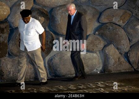 Der frühere US-Präsident Jimmy Carter (R) und Bischof Desmond Tutu, beide Nobelpreisträger, blicken auf die erhobenen Briefe der Nazi-Konzentrationslager Ravensbrück und Westerbork, als sie am 25. August 2009 in die "Halle der Erinnerungen" im Holocaust-Mahnmal Yad Vashem in Jerusalem, Israel, einreisen. Während einer Zeremonie zu Ehren der sechs Millionen Juden, die von den Nazis im Zweiten Weltkrieg ausgerottet wurden Die beiden sind Teil der Gruppe "die Ältesten" und befinden sich auf ihrem ersten Besuch als Gruppe in Israel und dem Gebiet der Palästinensischen Autonomiebehörde im Westjordanland, um ihre Unterstützung für diejenigen anzubieten, die arbeiten Stockfoto